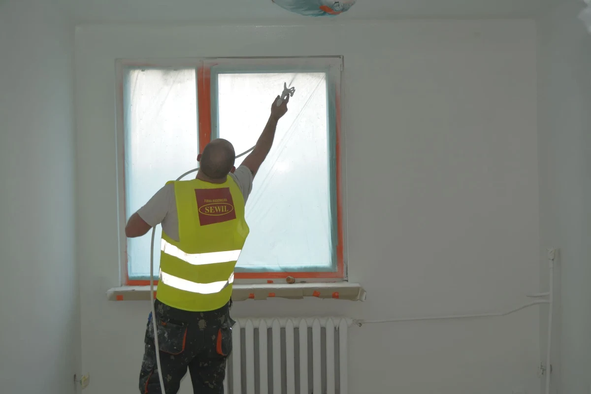 W Olsztynie niedługo będą kolejne miejsca noclegowe dla uchodźców. Trwa remont obiektu przy ul. Korczaka, w którym do kwietnia zeszłego roku mieścił się dom dziecka. Niedługo schronienie znajdzie tam 60 osób.