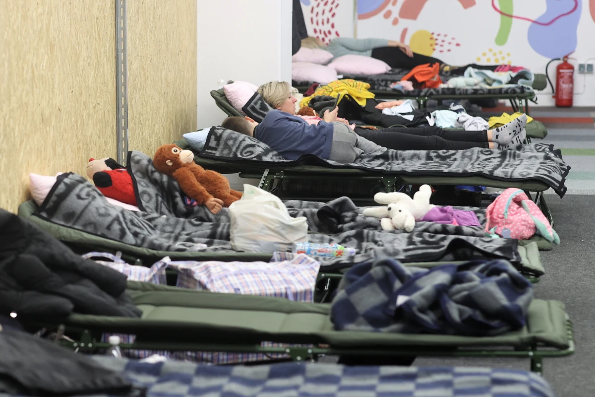 Będzie szybka nowelizacja ustawy o pomocy uchodźcom z Ukrainy - dowiedział się dziennikarz RMF FM Mariusz Piekarski. Ma ona objąć także uciekinierów wojennych, którzy przyjeżdżają z Ukrainy do Polski przez inne kraje.