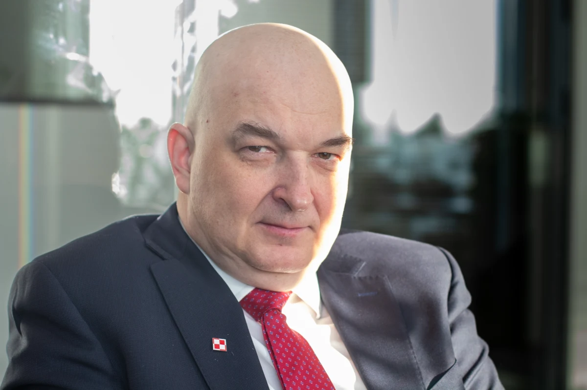 "Polityka jest procesem dynamicznym. Coś, co nie jest możliwe dziś, jutro może być konieczne, a pojutrze stanie się oczywistością" - mówił w Popołudniowej rozmowie w RMF FM Sławomir Dębski, szef Polskiego Instytutu Spraw Międzynarodowych, komentując postulat lidera Prawa i Sprawiedliwości Jarosława Kaczyńskiego, dotyczący wysłania na Ukrainę misji pokojowej NATO. "Nie dało się zatrzymać Nord Streamu ani nałożyć na niego sankcji, mimo że politycy z Europy Środkowej - łącznie z Ukrainą - ciągle mówili, że stanowi zagrożenie dla bezpieczeństwa. Zmieniły się okoliczności. Nord Stream 2 został zatrzymany" - przypomniał. "Przesuwanie mediany tego, co jest na stole debaty wewnątrz Sojuszu, jest absolutnie uprawnione i możliwe" - dodał gość Tomasza Terlikowskiego. 