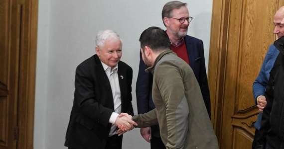 "Te słowa przyciągają uwagę świata: misja pokojowa NATO na Ukrainie" - pisze dziennik "Bild". Polski wicepremier Jarosław Kaczyński powiedział o tym we wtorek na spotkaniu szefów rządów Polski, Czech i Słowenii z prezydentem Ukrainy w Kijowie. Zdaniem niemieckiego eksperta to realistyczny plan.