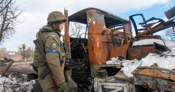 Ukraina i Rosja mają wstępny 15-punktowy plan pokojowy – informuje "Financial Times", powołując się na osoby zaangażowane w rozmowy. Dotyczy on m.in. zawieszenia broni, wycofania się rosyjskich sił, ukraińskiej neutralności i ograniczenia sił zbrojnych tego kraju. Doradca ukraińskiego prezydenta Mychajło Podolak przekazał jednak, że projekt reprezentuje postulaty strony rosyjskiej, a Ukraina ma swoje własne propozycje. 