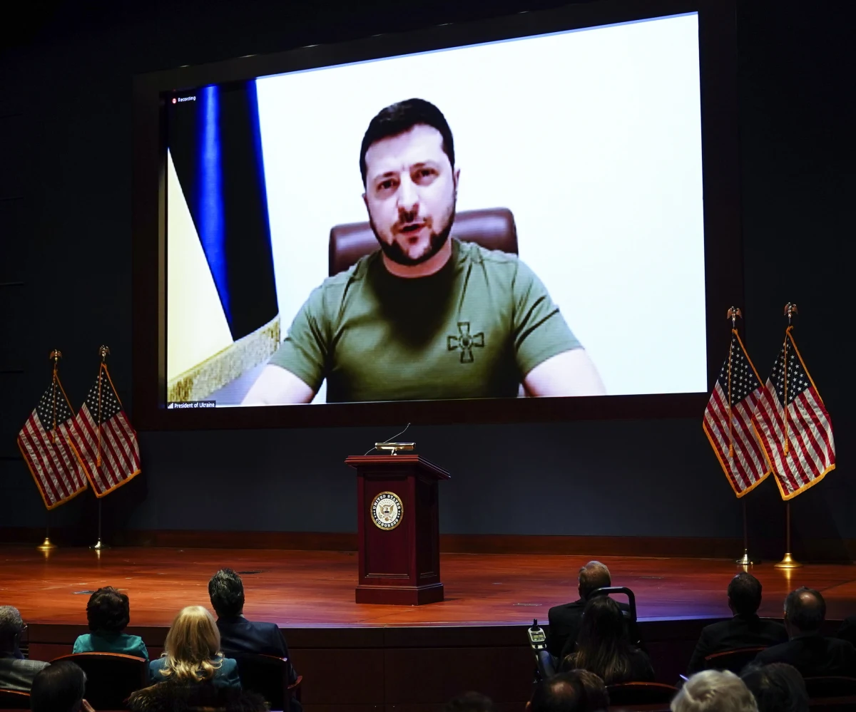 Burza barw na koniec i na początek. Prezydent Ukrainy za pomocą wideołączy przemawiał w amerykańskim Kongresie. Wystąpienie było bardzo emocjonalne. Amerykanie mogli m.in. zobaczyć przejmujący film z tego, co dzieje się w ogarniętym wojną kraju. "Przypomnijcie sobie Pearl Harbor, 11 września. My tego doświadczamy teraz codziennie" - powiedział Wołodymyr Zełenski. 