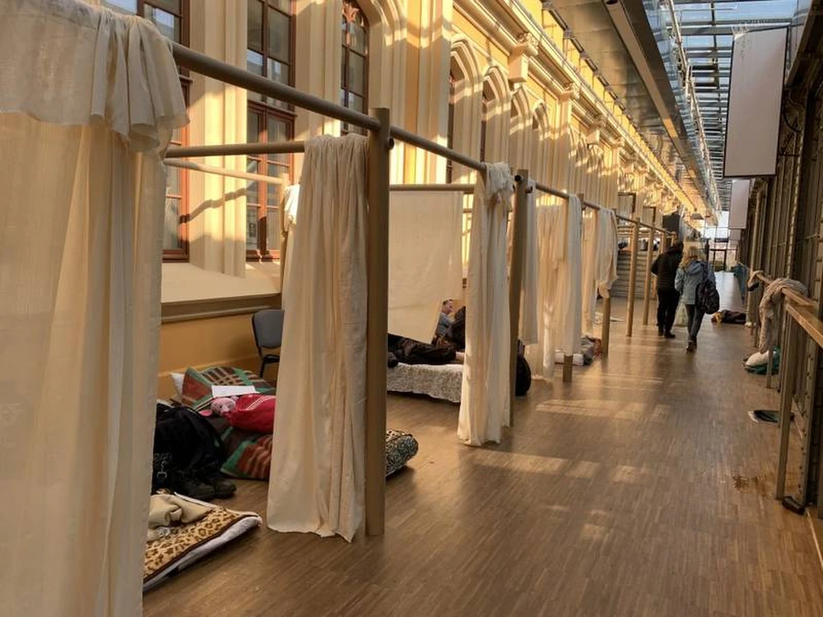 W salach BWA na Dworcu Głównym stanęły specjalne papierowe przegrody, które mają dawać namiastkę prywatności przybywającym do Wrocławia Ukraińcom. Zbudowali je m.in. studenci z Wydziału Architektury Politechniki Wrocławskiej.