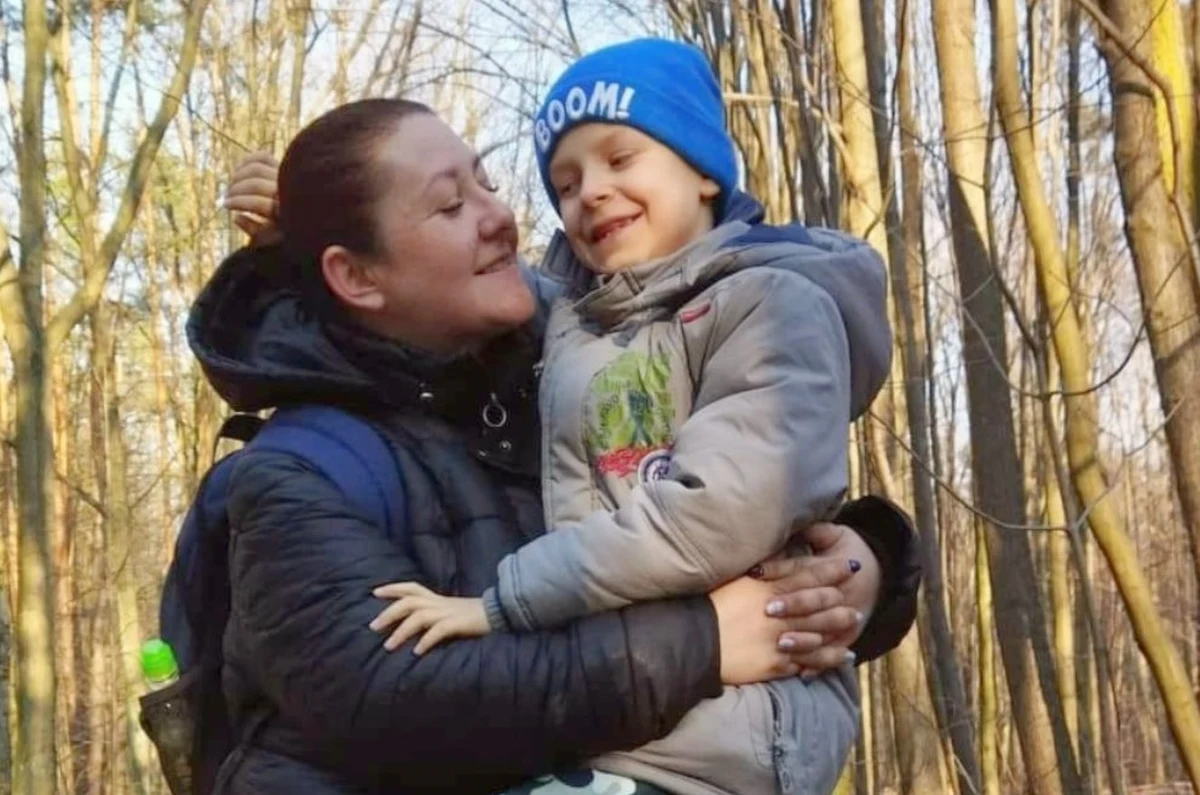 Motornicza zatrzymała tramwaj, żeby pomóc zapłakanej Ukraince z małym dzieckiem. Sytuację opisała w liście do Tramwajów Warszawskich jedna z pasażerek, która była świadkiem nietypowej sytuacji - informuje reporter RMF MAXXX Przemek Mzyk. Kierująca składem podzieliła się z uchodźcami kanapkami, wodą, a także pieniędzmi.