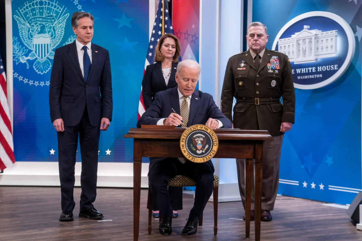 Prezydent USA Joe Biden podpisał w środę rozporządzenie o udzieleniu Ukrainie dodatkowego pakietu pomocy wojskowej o wartości 800 mln dolarów. W "bezprecedensowym" pakiecie znajdzie się m.in. 800 zestawów przeciwlotniczych, w tym dłuższego zasięgu, a także 9 tys. zestawów przeciwpancernych oraz drony.