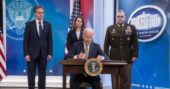 Prezydent USA Joe Biden podpisał w środę rozporządzenie o udzieleniu Ukrainie dodatkowego pakietu pomocy wojskowej o wartości 800 mln dolarów. W "bezprecedensowym" pakiecie znajdzie się m.in. 800 zestawów przeciwlotniczych, w tym dłuższego zasięgu, a także 9 tys. zestawów przeciwpancernych oraz drony.