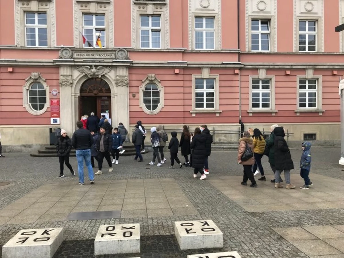 ​Około 500 numerów PESEL nadali w środę wrocławscy urzędnicy uchodźcom z Ukrainy. Numery w stolicy Dolnego Śląska wydawane są w trzech Centrach Obsługi Mieszkańca.