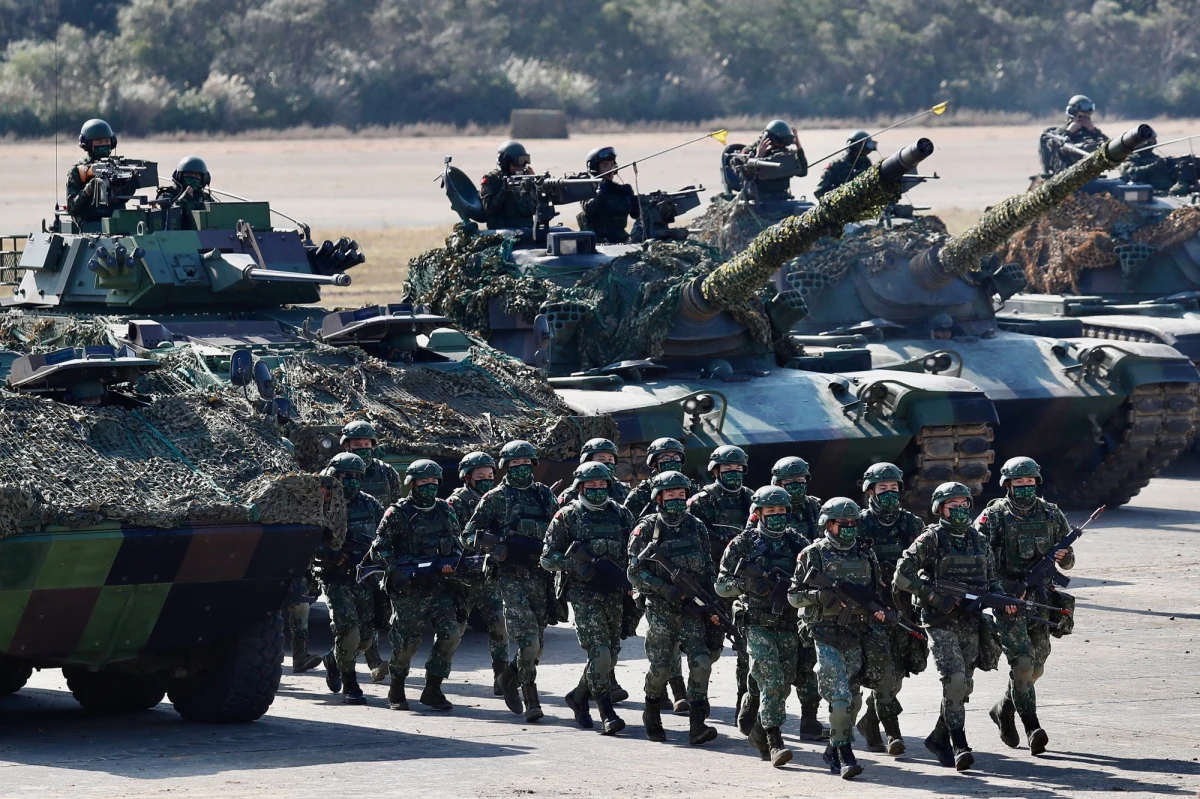 Tajwańskie wojska lądowe przeprowadziły ćwiczenia na wyspie Dongyin w bliskiej odległości od wybrzeża Chin. Chociaż ministerstwo obrony w Tajpej podkreśliło, że ćwiczenia tego typu są rutyną, zbiegają się one z inwazją Rosji na Ukrainę oraz wzrostem napięcia w Cieśninie Tajwańskiej.