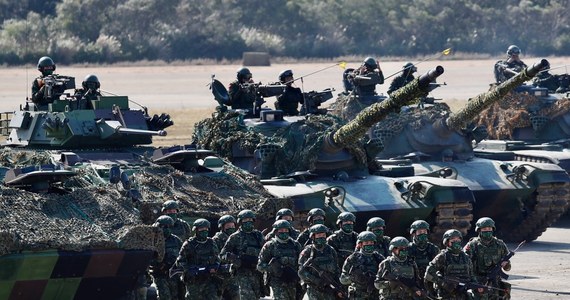 Tajwańskie wojska lądowe przeprowadziły ćwiczenia na wyspie Dongyin w bliskiej odległości od wybrzeża Chin. Chociaż ministerstwo obrony w Tajpej podkreśliło, że ćwiczenia tego typu są rutyną, zbiegają się one z inwazją Rosji na Ukrainę oraz wzrostem napięcia w Cieśninie Tajwańskiej.