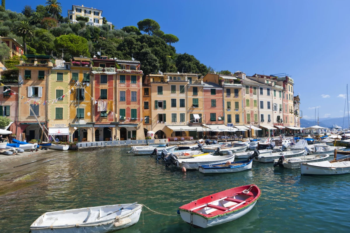 Prawie miliard euro wynosi wartość majątku rosyjskich oligarchów skonfiskowanego dotąd we Włoszech przez Gwardię Finansową w związku z objęciem ich sankcjami UE - podaje tygodnik „Panorama”. 