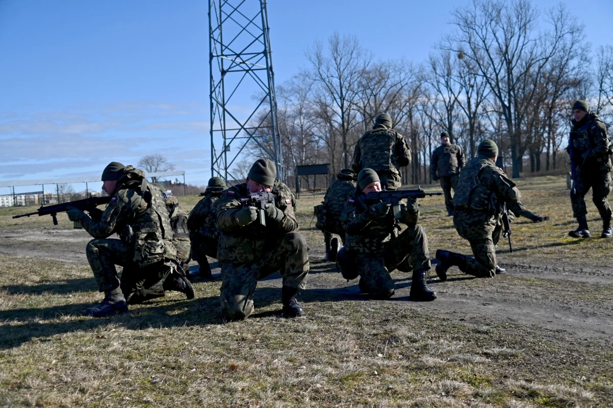 W kwietniu rozpoczną się szkolenia dla rezerwistów, armia planuje powołać nawet do 200 tys. osób. Wojsko ostrzega przed działaniami dezinformacyjnymi - pisze "Rzeczpospolita".