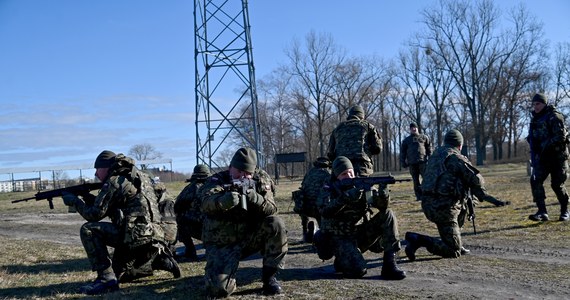 W kwietniu rozpoczną się szkolenia dla rezerwistów, armia planuje powołać nawet do 200 tys. osób. Wojsko ostrzega przed działaniami dezinformacyjnymi - pisze "Rzeczpospolita".