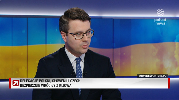 W środę premierzy Polski, Słowenii i Czech wrócili z Kijowa, gdzie spotkali się z władzami Ukrainy. Szefom rządów towarzyszyli m.in. wicepremier RP Jarosław Kaczyński oraz Piotr Müller, rzecznik rządu Mateusza Morawieckiego.

Z Müllerem rozmawiał w środę Bogdan Rymanowski w programie "Gość Wydarzeń". Zapytał rzecznika, czy podróż do stolicy Ukrainy w warunkach wojny była najtrudniejsza w jego życiu.

- Bez wątpienia. Widzimy, co się dzieje za granicą. Decyzja, by jechać do Ukrainy, nie była łatwa. Sama podróż też budziła emocje - stwierdził Müller.