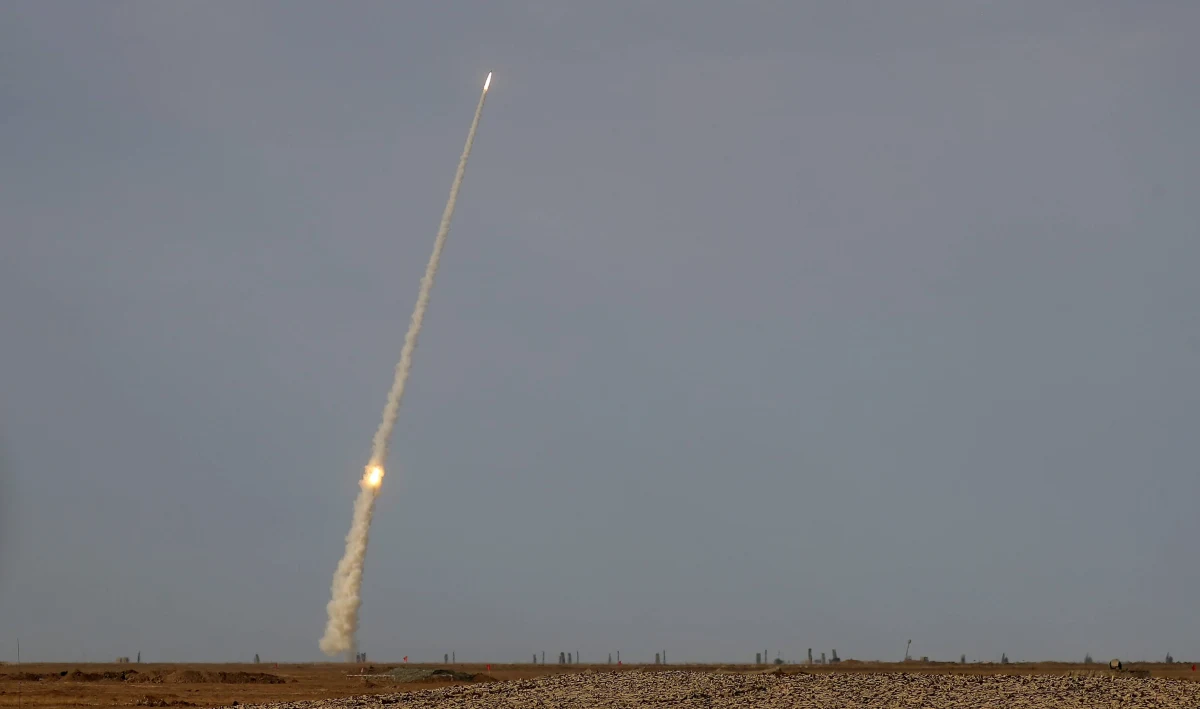 "Na wniosek prezydenta Ukrainy Włodymyra Zełenskiego USA pomogły (...) pozyskać dodatkowe systemy przeciwlotnicze dłuższego zasięgu wraz z amunicją. Chodzi m.in. o sowieckiej produkcji systemy S-300 czy Osa" - zasugerował w środę prezydent USA Joe Biden, podpisując rozporządzenie o udzieleniu Ukrainie dodatkowego pakietu pomocy wojskowej. 