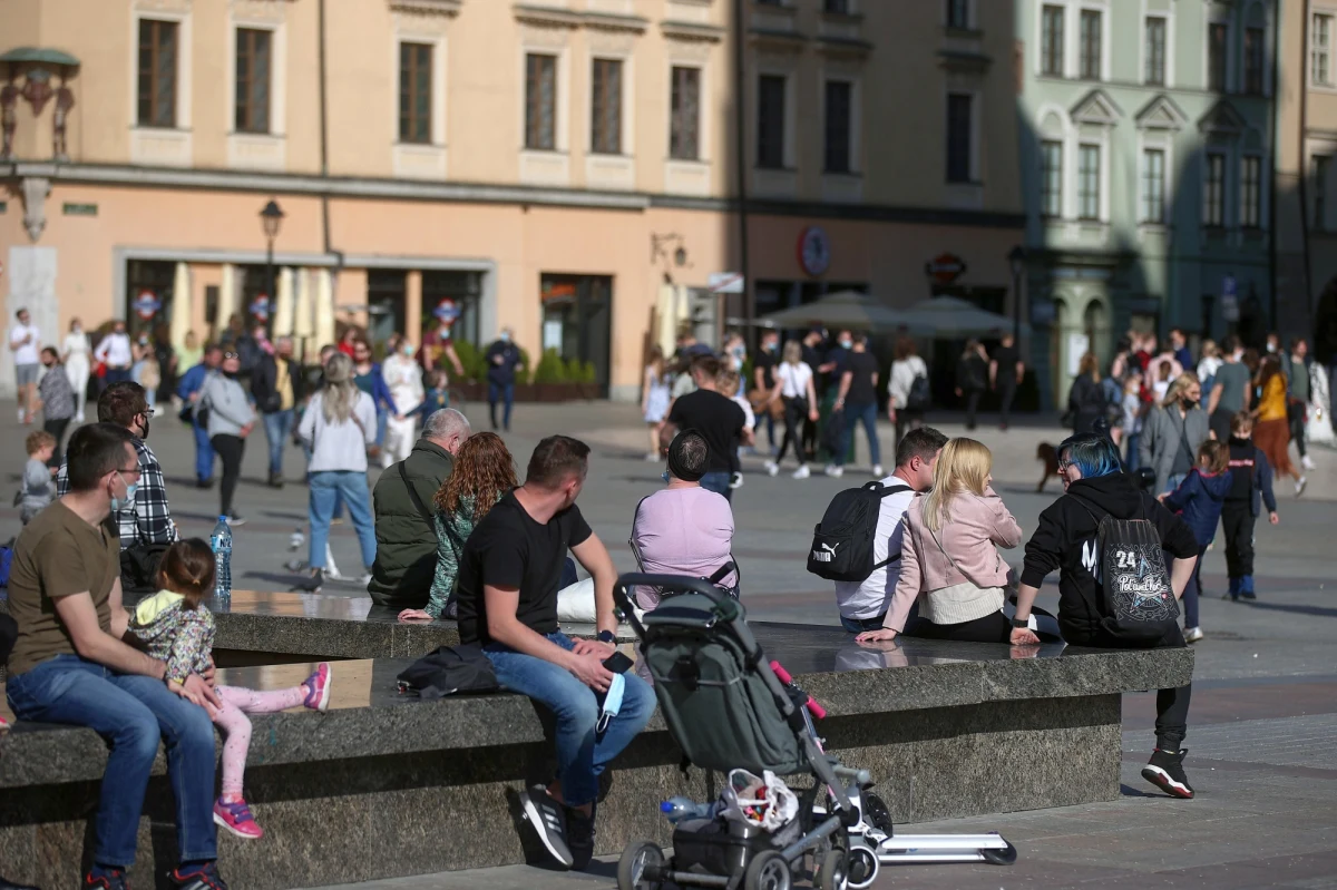 Zarekomendowałem premierowi, żeby od początku kwietnia znieść rozwiązania dotyczące noszenia maseczek, nakładania kwarantanny i izolowania – powiedział w czwartek minister zdrowia Adam Niedzielski. 

