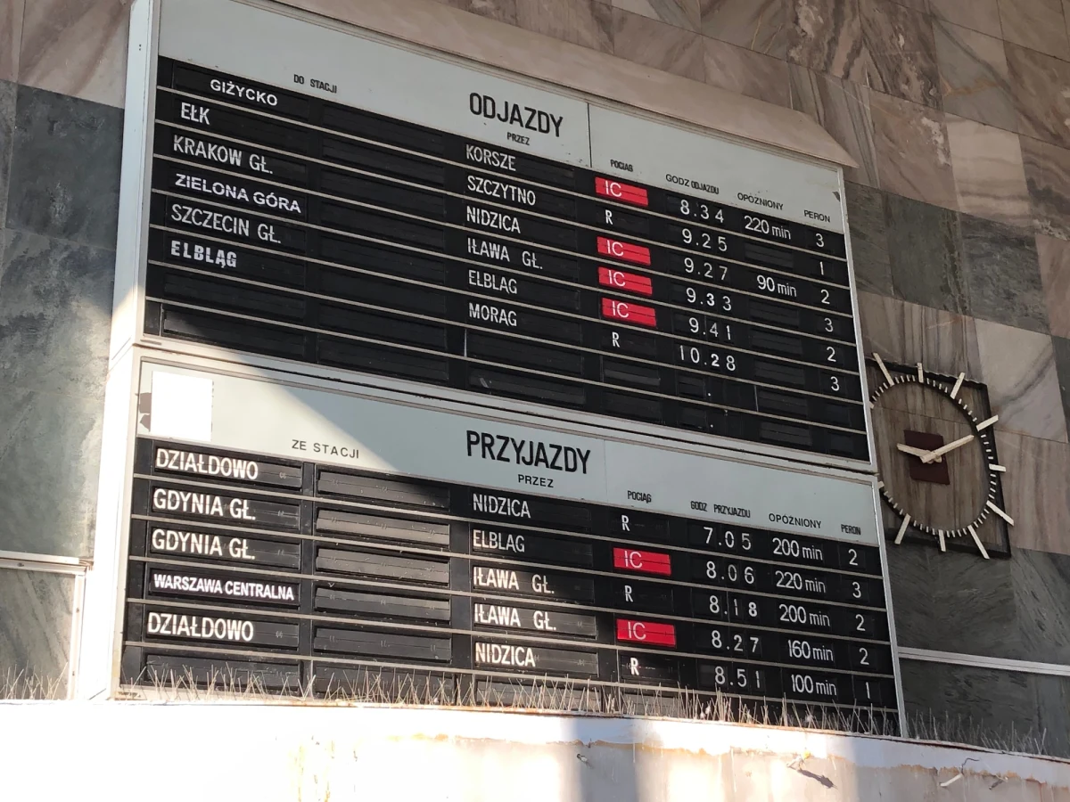 Nawet trzy godziny opóźnienia mają pociągi na dworcu głównym w Olsztynie. Przyczyną jest wielka, ogólnopolska awaria urządzeń sterowania ruchem w kilkunastu lokalnych centrach. Dotyczy to około 820 kilometrów linii kolejowych w kraju.
