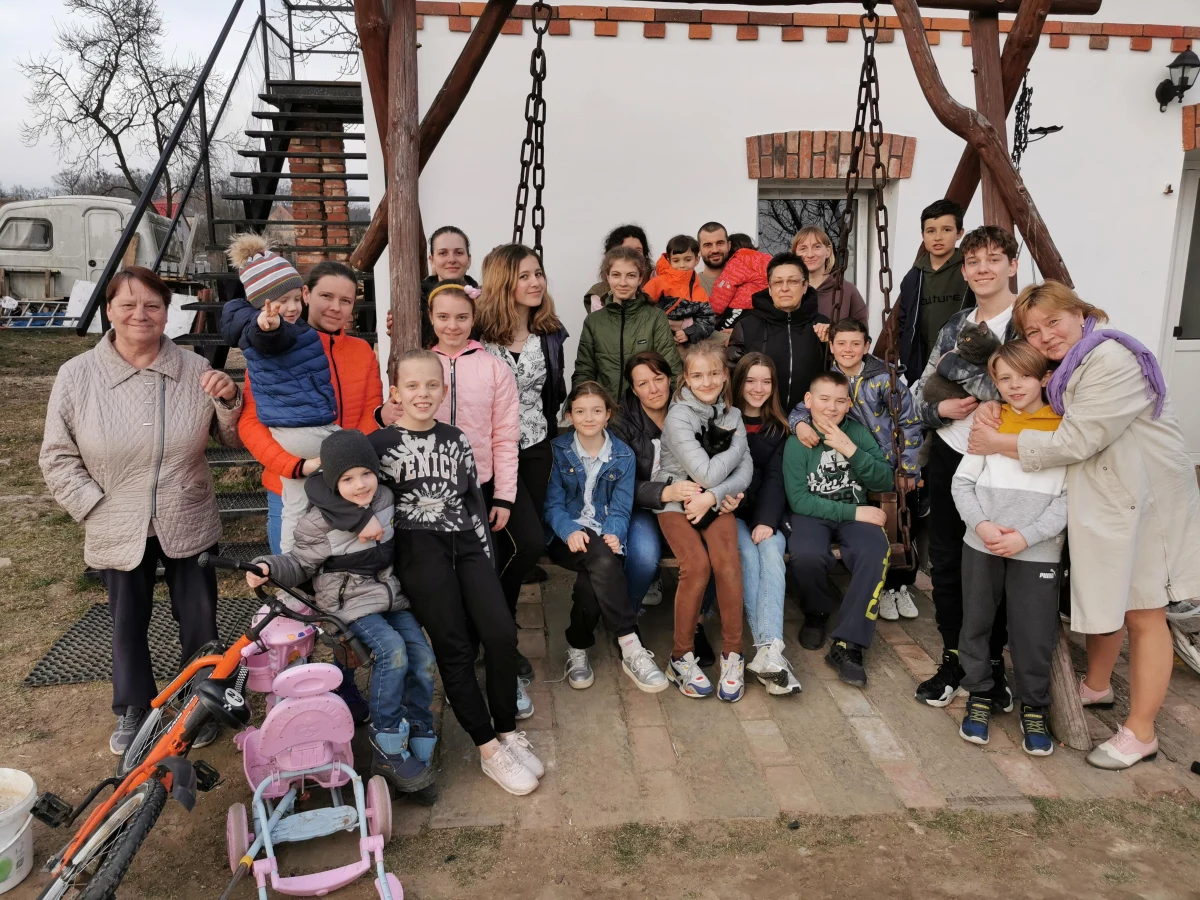 Właścicielka obiektu powstającego z myślą o domu spokojnej starości w Krzeczynie na Dolnym Śląsku podjęła decyzję o przyjęciu uchodźców. "Jeśli my im nie pomożemy, to zło może przyjść do nas" - mówi. Pomagają jej mieszkańcy wsi oraz urzędnicy.

