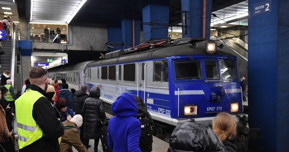 Poważna awaria zatrzymała dziś nad ranem ruch pociągów na wielu liniach kolejowych w Polsce. Spółka Alstom przyznała się do błędu, który zatrzymał pociągi, podkreślając, że nie chodzi o cyberatak. Według PKP Polskich Linii Kolejowych, działają już wszystkie lokalne centra sterowania. 