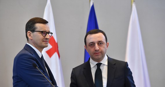 "Polska wspiera drogę Gruzji do wspólnoty europejskiej. Miejsce Gruzji jest na pewno w Europie, miejsce Gruzji to jest Unia Europejska" - zapewnił w Batumi premier Mateusz Morawiecki. "Jesteśmy świadomi, że ta droga do UE może być trudna i długa. Wiemy, że nie będzie to przyspieszony tryb, ale jesteśmy bardzo zmotywowani" – oświadczył z kolei szef gruzińskiego rządu Iraklim Garibaszwilim. 