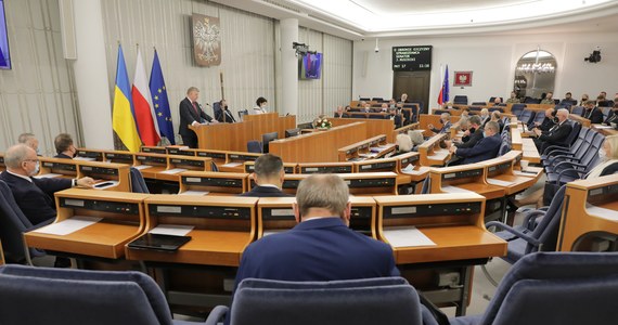 Senat jednogłośnie przyjął bez poprawek ustawę o obronie ojczyzny. Jej głównym celem jest zwiększenie budżetu na obronność, zwiększenie liczebności Wojska Polskiego, odtworzenie systemu rezerw oraz zwiększenie możliwości szkolenia żołnierzy. Ustawa teraz trafi na biurko prezydenta.