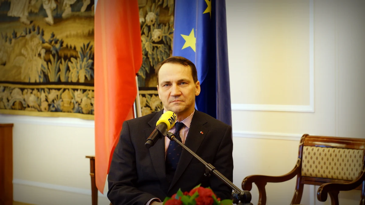 „Ta wojna przyspieszy pewne procesy – np. transformację energetyczną” – mówił w Popołudniowej rozmowie w RMF FM Radosław Sikorski. Jak zwrócił uwagę eurodeputowany, Komisja już ogłosiła, że będzie zmierzać do całkowitego odcięcia się od rosyjskiego gazu, ale stopniowo. Były minister obrony pytany był także o sprawę przekazania Ukrainie polskich MiG-ów 29. „Uważam, że przez ujawnienie tej sprawy bombardowane są lotniska w zachodniej Ukrainie” – mówił Sikorski i dodał, że ma nadzieję, że ta sprawa wciąż jest otwarta i że rozmowy na ten temat toczą się poza wiedzą opinii publicznej.