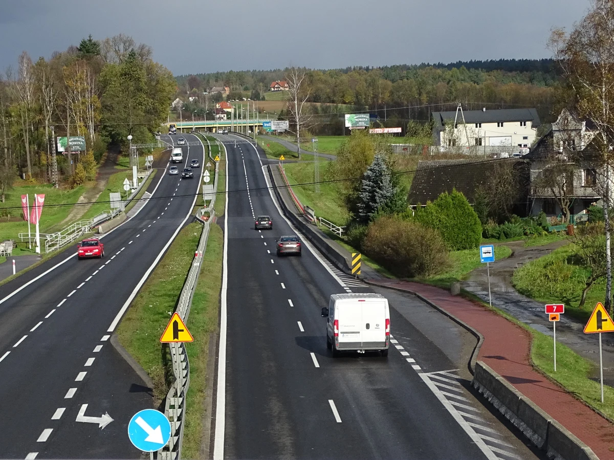 Jak poinformowała Generalna Dyrekcja Dróg Krajowych i Autostrad, podpisano umowę na wykonanie dokumentacji rozbudowy Zakopianki, czyli drogi krajowej nr 7 w Głogoczowie. Zająć ma się tym firma Mosty Katowice, a dokumentacja ma być gotowa za trzy lata. Jej koszt to ponad 3,3 mln złotych. 
