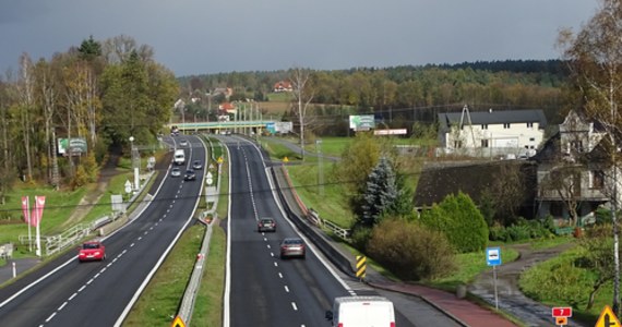 Jak poinformowała Generalna Dyrekcja Dróg Krajowych i Autostrad, podpisano umowę na wykonanie dokumentacji rozbudowy Zakopianki, czyli drogi krajowej nr 7 w Głogoczowie. Zająć ma się tym firma Mosty Katowice, a dokumentacja ma być gotowa za trzy lata. Jej koszt to ponad 3,3 mln złotych. 