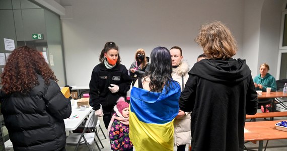 Grupa wolontariuszy pomagających na Dworcu Głównym w Szczecinie liczy ponad tysiąc osób. "Wciąż potrzebne są artykuły spożywcze oraz chemiczne dla przyjeżdżających z Ukrainy" – przekazano na konferencji prasowej.