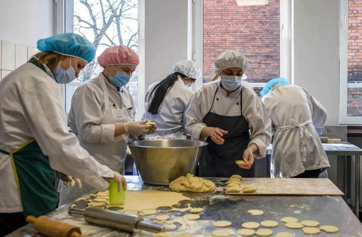 Są z ziemniakami i twarogiem, a popyt na nie jest ogromny. Mowa o ukraińskich pierogach, które w Zespole Szkół Gastronomiczno-Hotelarskich w Bytomiu lepi kilka Ukrainek. Kobiety uciekły z ogarniętego wojną kraju. 