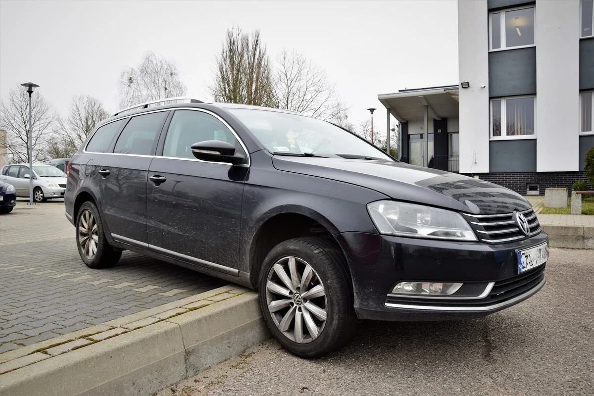 Na parking przy Komendzie Powiatowej Policji w Policach (woj. zachodniopomorskie) przyjechała nietrzeźwa kierująca, która miała 1,2 promila alkoholu w organizmie. Samochód prowadzony przez 30-latkę zawisł na krawężniku. 