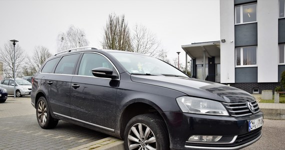 Na parking przy Komendzie Powiatowej Policji w Policach (woj. zachodniopomorskie) przyjechała nietrzeźwa kierująca, która miała 1,2 promila alkoholu w organizmie. Samochód prowadzony przez 30-latkę zawisł na krawężniku. 