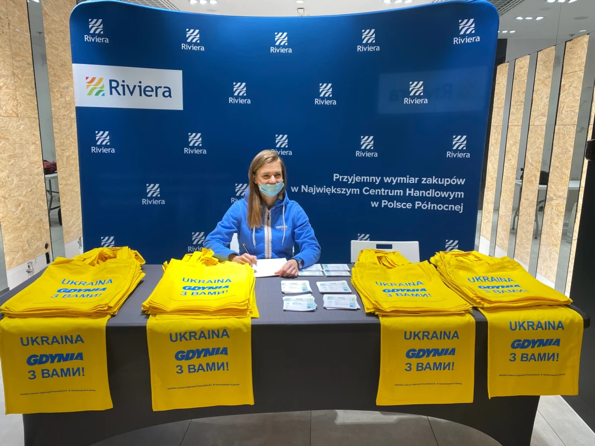 Kup i zostaw dla gości z Ukrainy. Punkt zbiórki rzeczy dla uchodźców przebywających w Gdyni został otwarty w CH Riviera. To wspólna inicjatywa miasta i Stowarzyszenia In gremio.