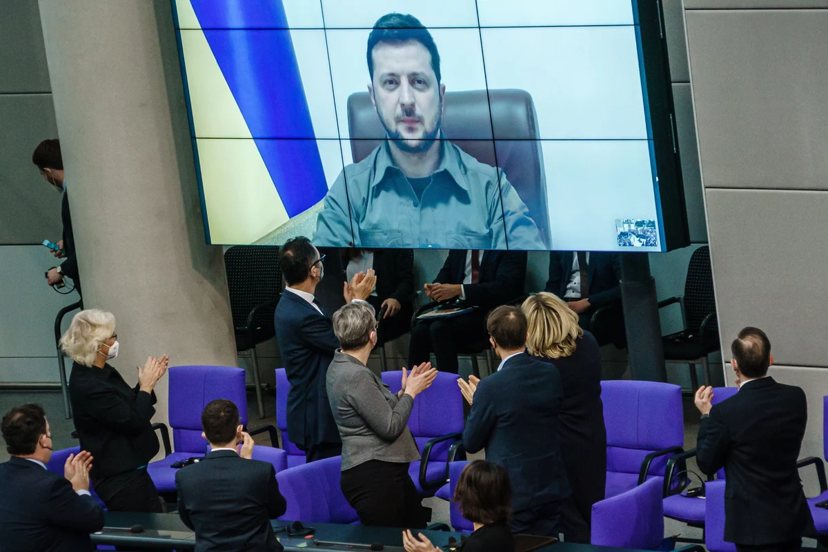 Czy świat, który tworzy się na naszych oczach będzie lepszy od tego, który upadł w chwili rosyjskiej inwazji na Ukrainę? Czy może będzie taki sam, albo nawet gorszy? A może tamten jeszcze nie upadł? Odpowiedzi na te pytania oczywiście nie znamy. Nie tylko dlatego, że brak nam zdolności przewidywania przyszłości, także dlatego że - mam nadzieję - kształt tego świata nie został jeszcze zdeterminowany. Myślę, że trwa właśnie walka o zdolność kształtowania tego świata. Rosja prowadzi ją barbarzyńsko bombardując Ukrainę i uruchamiając wszystkie aktywa na wschodzie i zachodzie. Zachodni świat silnie reaguje, choć jego część wciąż zdaje się liczyć na to, że wojna rozejdzie się po kościach i będzie można działać, jak dawniej.