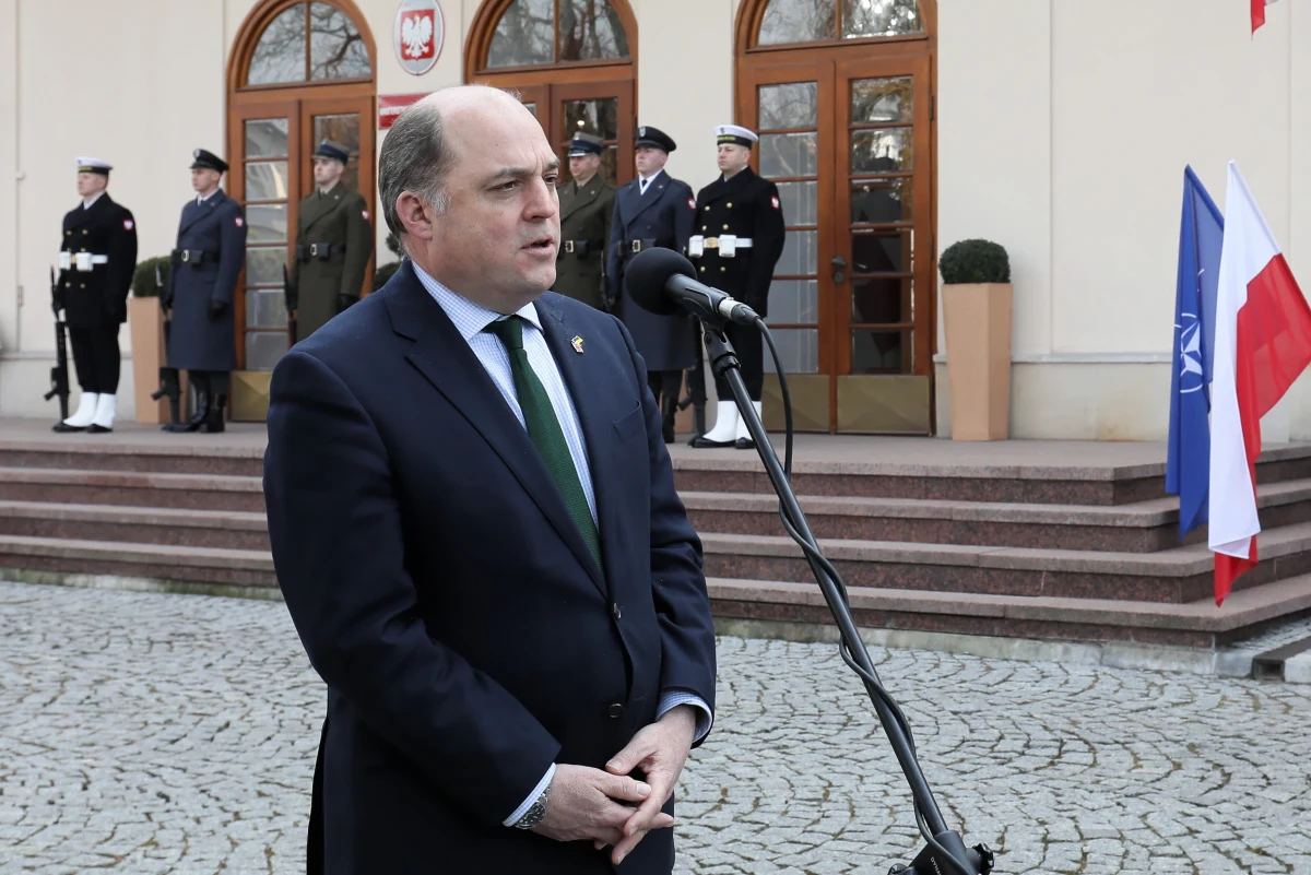 Brytyjski minister obrony Ben Wallace ujawnił w czwartek, że oszust podający się za premiera Ukrainy Denysa Szmyhala zdołał zadzwonić do niego i zadać mu kilka "mylących pytań". O podobnym incydencie poinformowała minister spraw wewnętrznych Priti Patel. Sam Denys Szmyhal po tych doniesieniach opublikował poradę „jak rozpoznać prawdziwego Ukraińca”.