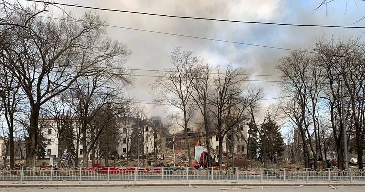 Ukraina. Zbombardowany teatr w Mariupolu