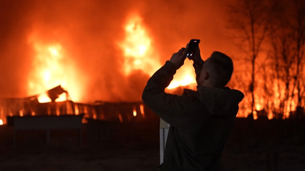 Ogromny pożar szaleje w magazynie w zachodnim Kijowie po rosyjskim bombardowaniu, które wywołało pożar. Zastępy strażaków walczą z ogniem.