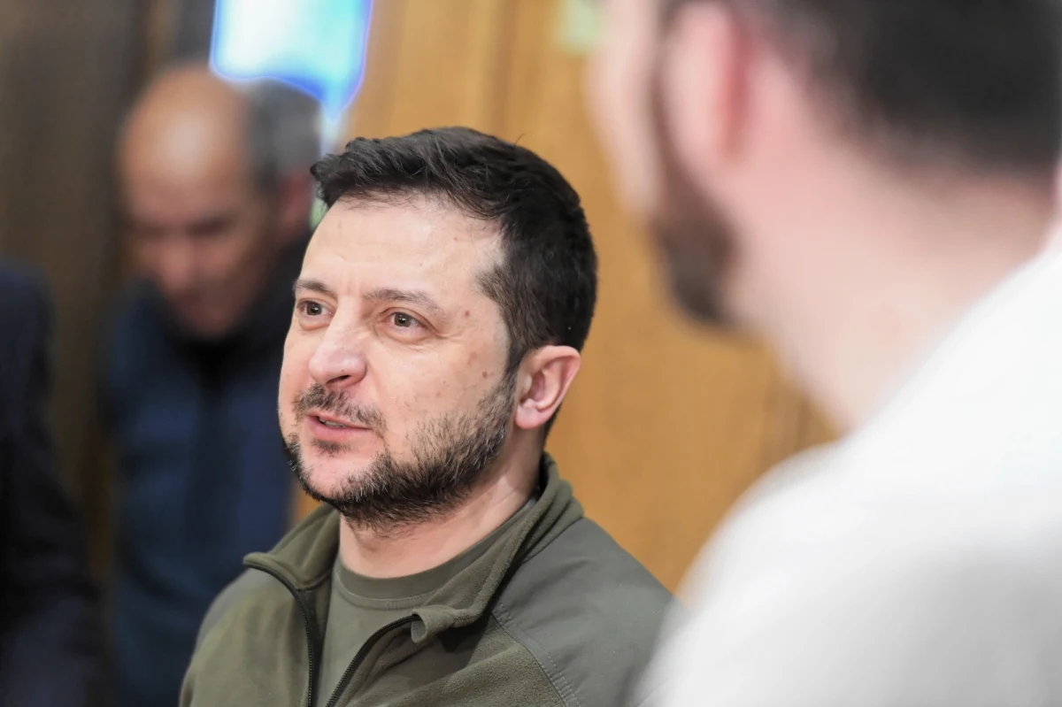 "Mamy informacje, że rosyjscy wojskowi ściągają najemników z innych krajów, próbują przy pomocy oszustwa zaciągnąć do służby wojskowej jak najwięcej młodych ludzi. Wszyscy wiemy, że to im nie pomoże" - mówił w swoim najnowszym, nocnym przemówieniu prezydent Ukrainy Wołodymyr Zełenski.