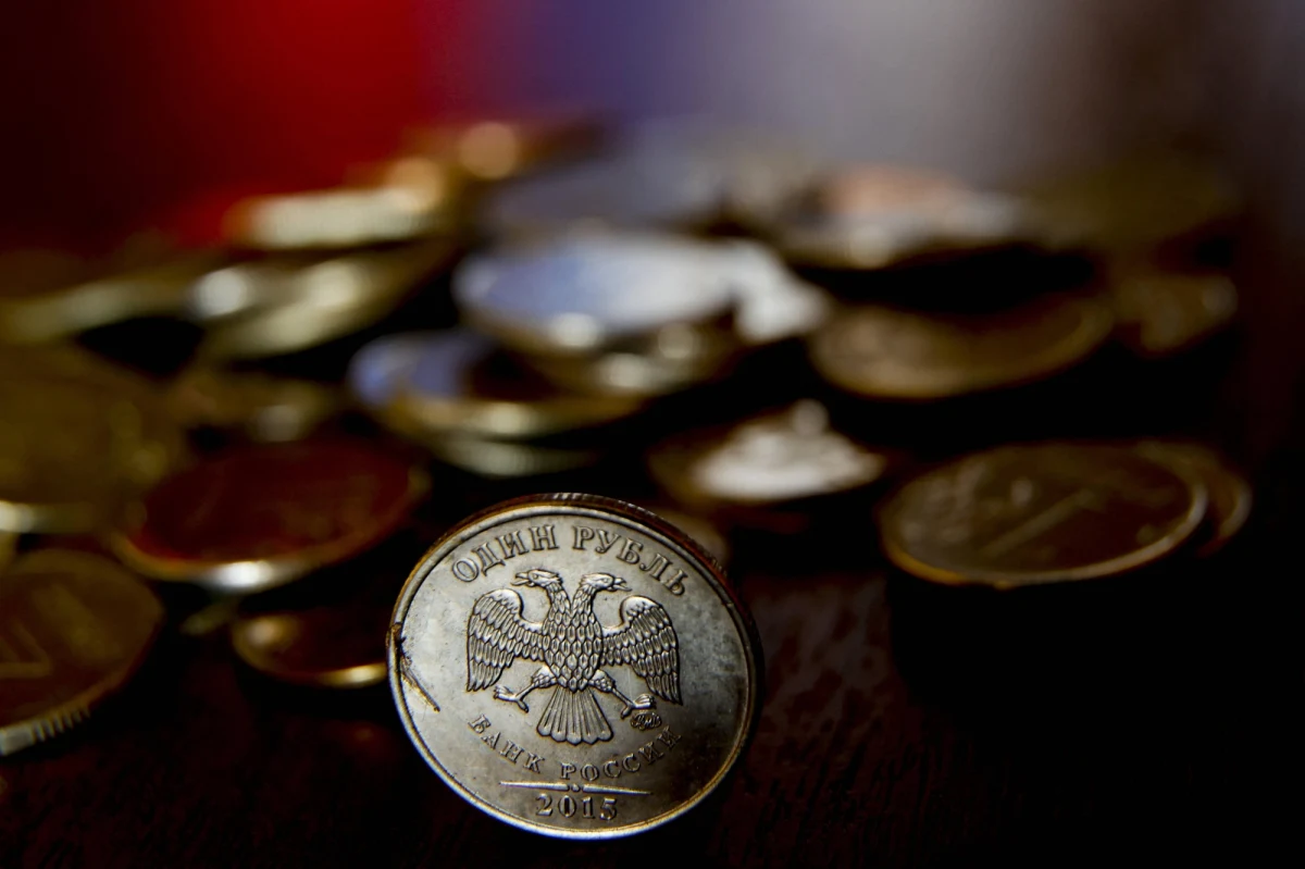 S&P ponownie obniżył długoterminowego zadłużenia Rosji z "CCC-" do "CC". Agencja ratingowa uzasadniła to problemami tego kraju ze spłatą zobowiązań z tytułu denominowanych w dolarach euroobligacji z terminem wykupu w 2023 i 2043 - podał Reuters.