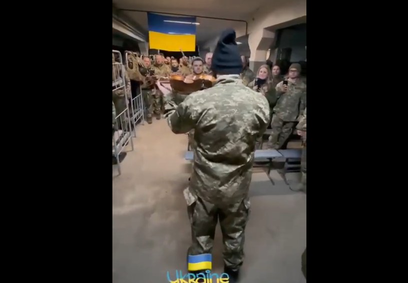 Ponad 210 tys. odtworzeń na profilu agencji Nexta na Twitterze ma nagranie, na którym ukraiński żołnierz przed swoimi kolegami z wojska gra na skrzypcach hymn Ukrainy. Poruszeni wojskowi wstają ze swoich miejsc.