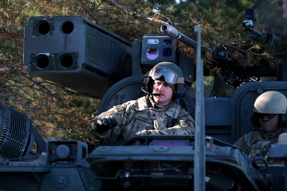 Kolejna pomoc wojskowa USA dla Ukrainy obejmuje szeroką gamę uzbrojenia, począwszy od 25 tys. kompletów kamizelek kuloodpornych i hełmów po karabiny i granatniki, tysiące innych rodzajów broni przeciwpancernej i ponad 20 mln sztuk amunicji – podaje portal BBC. 