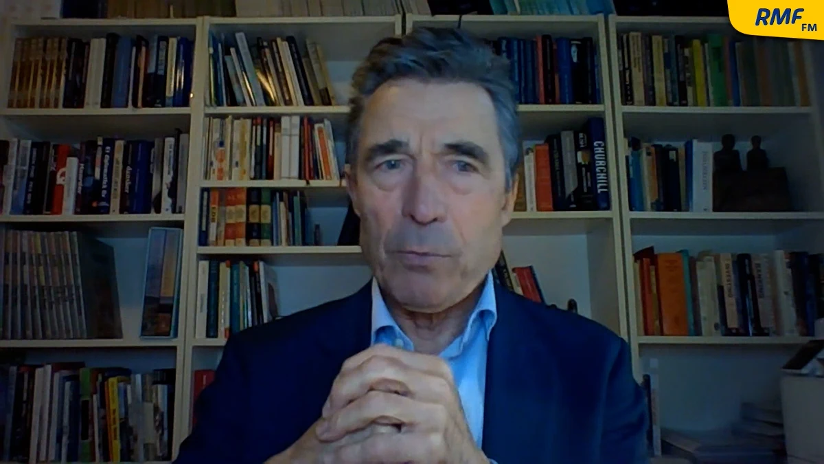 "Na tym etapie nie powinniśmy niczego wykluczać. Wszystkie rozwiązania powinny pozostać na stole" - tak były sekretarz generalny NATO Anders Fogh Rasmussen odpowiadał w Porannej rozmowie w RMF FM na pytanie, czy możliwe jest utworzenie misji pokojowej Sojuszu Północnoatlantyckiego w Ukrainie. "Gdyby doszło do zawieszenia broni w Ukrainie, to myślę, że potrzebowalibyśmy międzynarodowych oddziałów, by monitorować, nadzorować taki rozejm. I wtedy taka misja mogłaby mieć miejsce" - zaznaczył nasz gość. "To możliwe, ale nie wiem, czy Rosja zaakceptowałaby misję NATO" – podkreślił.