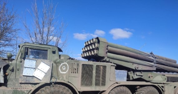 Siły ukraińskie rozbiły pod Pryłukami w obwodzie czernihowskim, na północy Ukrainy, rosyjską grupę bojową i zdobyły wyrzutnię rakiet Uragan, a jedną zniszczyły - podało wczoraj na Facebooku ukraińskie Dowództwo Operacyjne "Północ". Czym jest BM-27 Uragan?