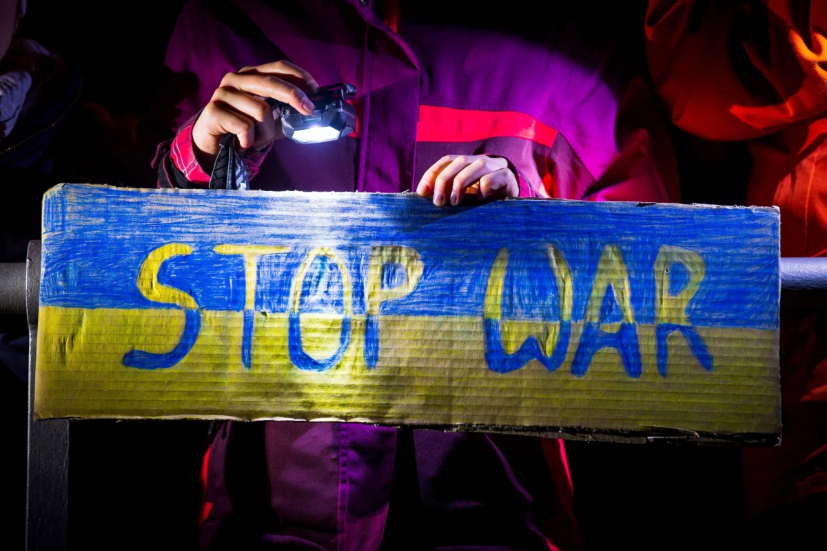 Wiele firm nadal płaci podatki w Rosji, finansując tym samym wojnę na Ukrainie - informują ukraińscy urzędnicy apelując jednocześnie do zaprzestania działalności w Rosji i wycofania się z tamtejszego rynku. Pytany o to, jak powstrzymać rosyjską machinę wojenną, gość Roberta Mazurka w RMF FM, były sekretarz generalny NATO Anders Fogh Rasmussen, odpowiada: "odciąć Rosję od międzynarodowego systemu gospodarczego. (...) Te pieniądze ociekają krwią" - zaznacza. 