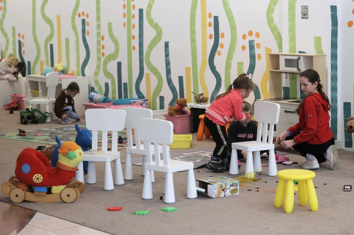 Od wybuchu wojny w Ukrainie do szkół w Krakowie przyjęto ponad 3,5 tys. ukraińskich uczniów. Jak podaje magistrat to liczba odpowiadająca społeczności siedmiu szkół, jeśli przyjąć, że przeciętnie w jednej placówce uczy się ponad pół tysiąca dzieci.