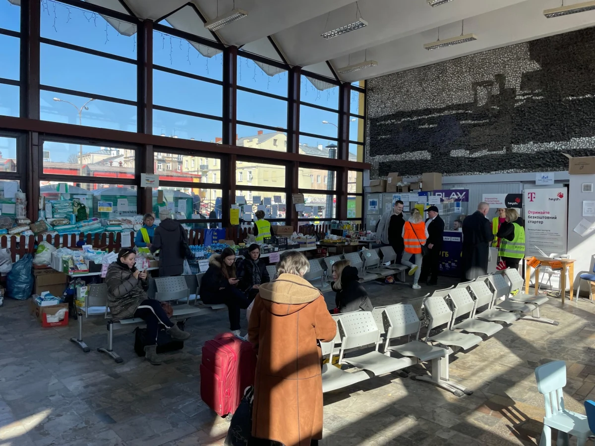 ​Na lubelski dworzec PKS cały czas przyjeżdżają uchodźcy. Choć jest ich znacznie mniej niż jeszcze w zeszłym tygodniu, wciąż potrzebne są produkty oraz wolontariusze.