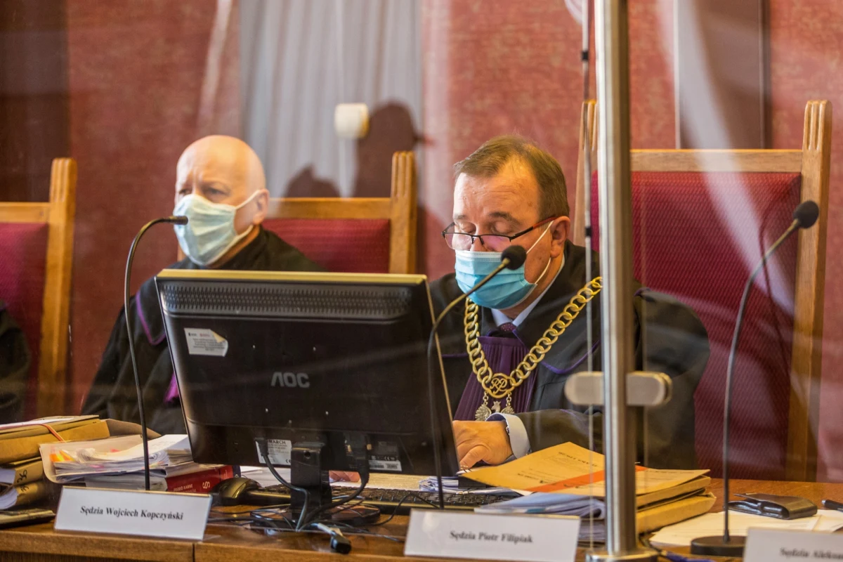 Sąd Apelacyjny w Katowicach podwyższył - z 15 do 25 lat więzienia - karę dla rodziców niepełnosprawnej pięcioletniej Elizy, która zmarła kilka lat temu w Bielsku-Białej. Wymierzając im karę za zabójstwo sąd uznał, że doprowadzili do jej śmierci przez zagłodzenie a wcześniej znęcali się nad dziewczynką.

