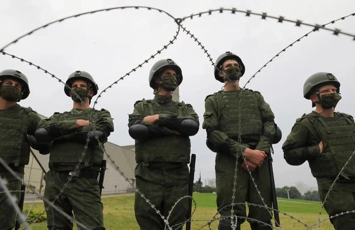 Ustawa o obronie ojczyzny już podpisana przez prezydenta. Jej głównym celem jest zwiększenie budżetu na obronność, zwiększenie liczebności Wojska Polskiego, odtworzenie systemu rezerw oraz zwiększenie możliwości szkolenia żołnierzy.