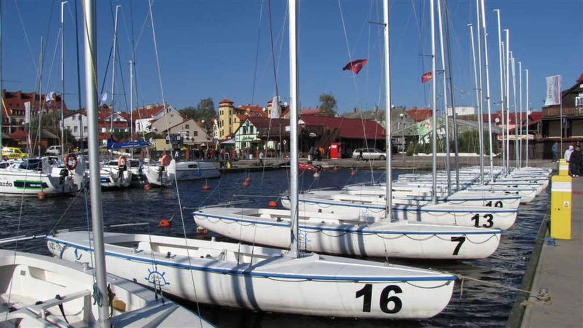 Wielkimi krokami zbliża się sezon żeglarski na Szlaku Wielkich Jezior Mazurskich. W tym roku część portów będzie musiała zatrudnić nowych pracowników, bo bosmanami byli mężczyźni z Ukrainy, którzy wrócili bronić swojego kraju. Ofert pracy w branży turystycznej i gastronomicznej nie brakuje.
