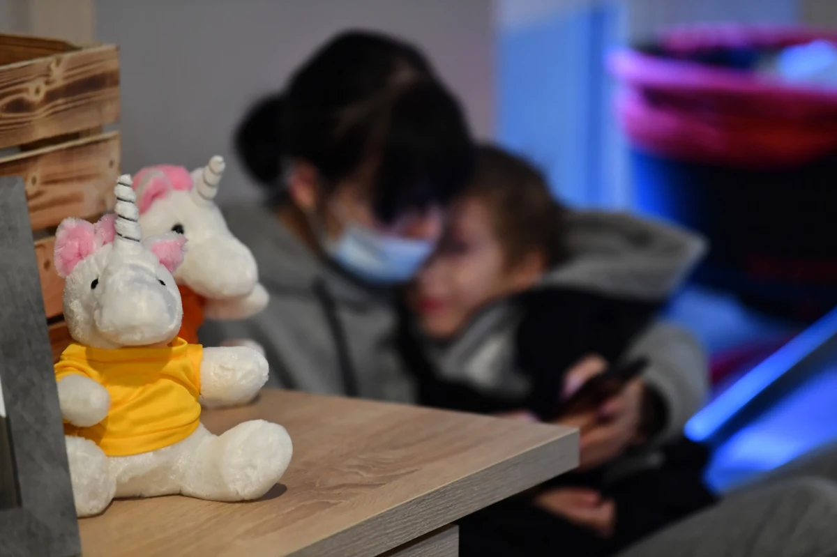 Już kilka dni po rozpoczęciu wojny w Ukrainie Wojewódzki Specjalistyczny Szpital Dziecięcy w Olsztynie był gotowy do przyjęcia pierwszych małych pacjentówz tego kraju. Do tej pory lekarze pomogli już stu osobom. Na oddziałach szpitalnych przebywa teraz kilkanaścioro dzieci.
