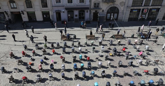 "Od początku inwazji Rosjanie zabili już na Ukrainie 109 dzieci" – przekazał mer Lwowa Andrij Sadowy. Polityk zamieścił w mediach społecznościowych także zdjęcie, które stało się symbolem tragedii Ukrainy. Przedstawia one rzędy pustych wózków dziecięcych. 